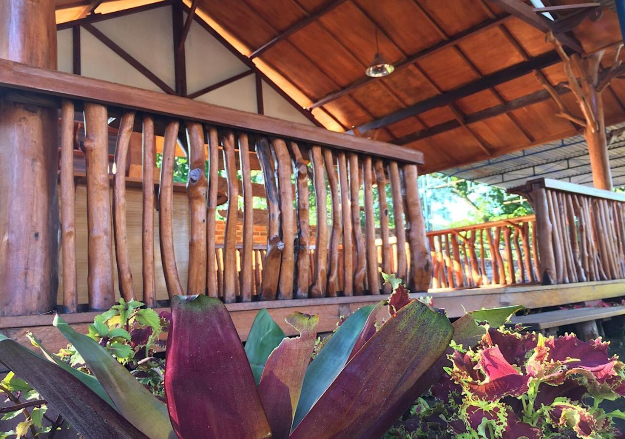 Raffles Inn Labuan Bajo Esterno foto