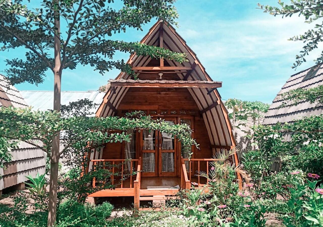 Raffles Inn Labuan Bajo Esterno foto