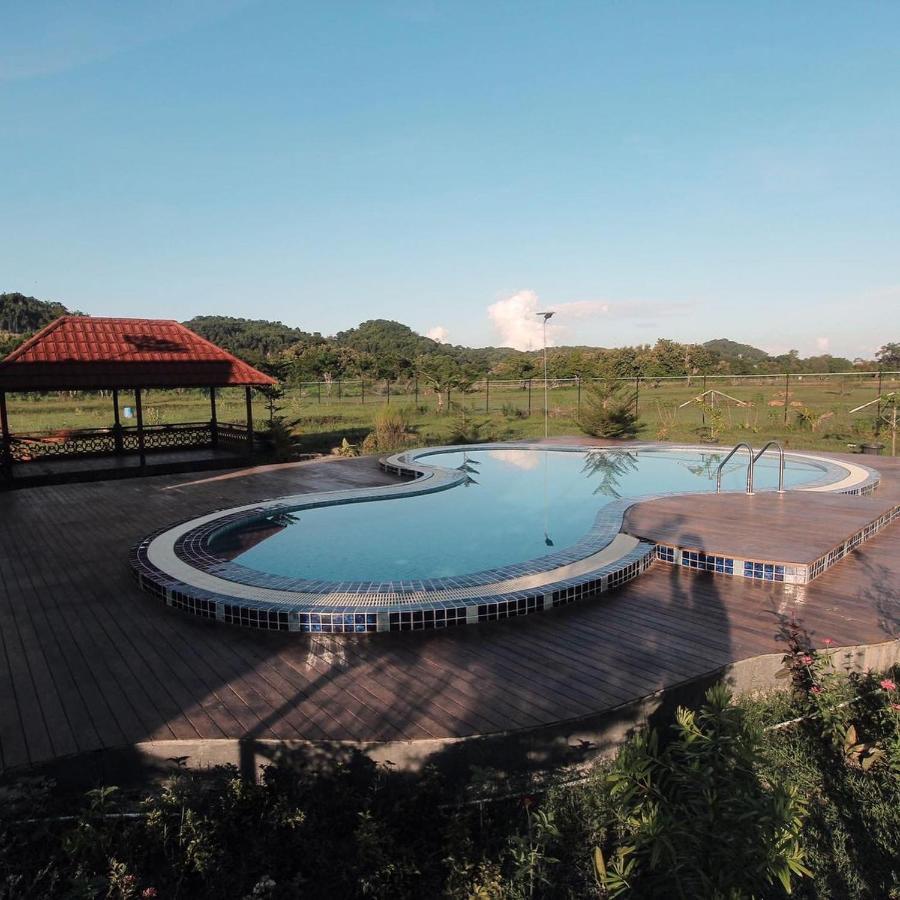 Raffles Inn Labuan Bajo Esterno foto